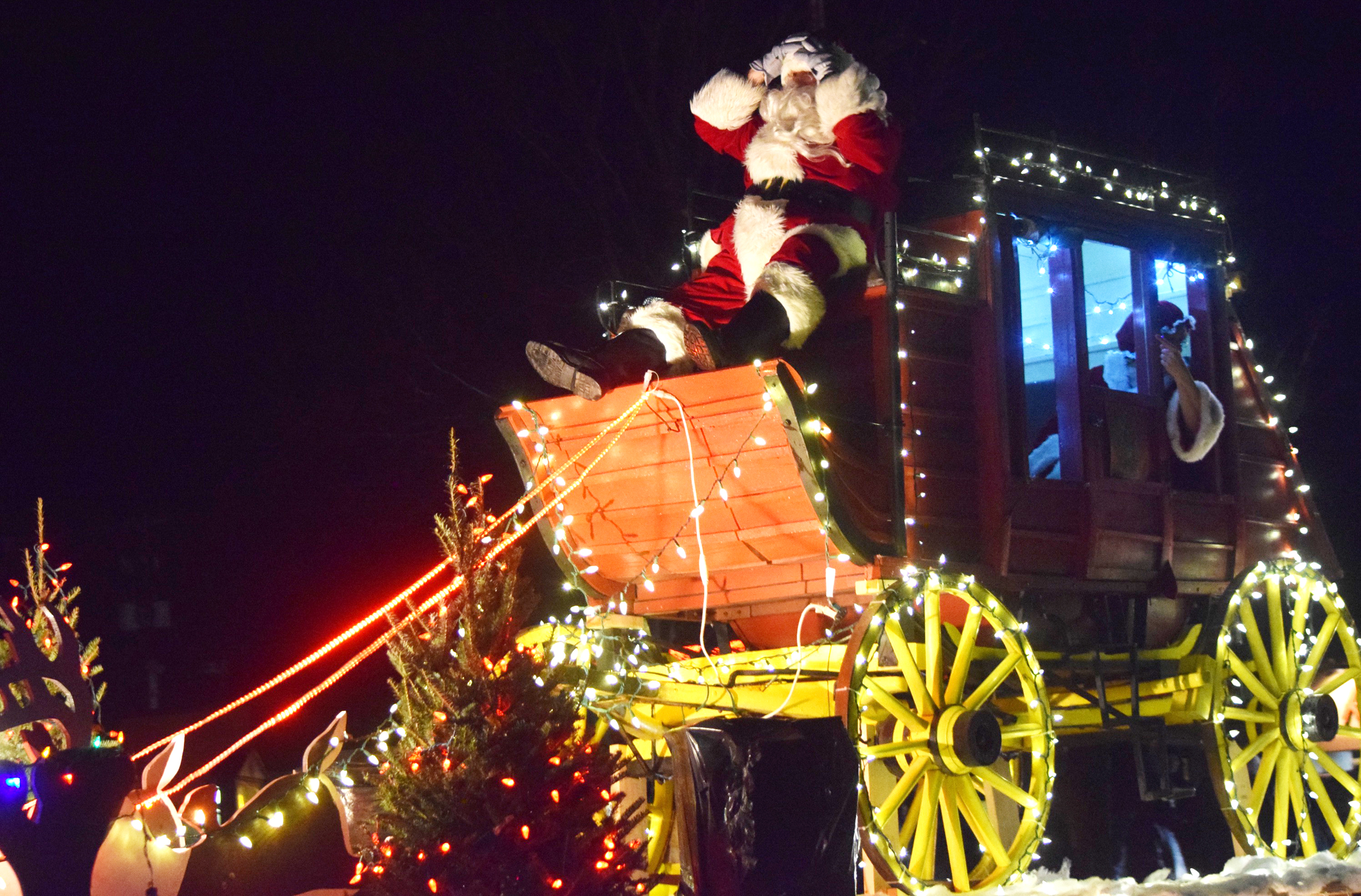 Nogales Christmas Parade 2022 Ho-Ho-Hold Onto Your Hats! Smiths Falls Celebrates Santa Claus Parade  Through Windstorm | The Star